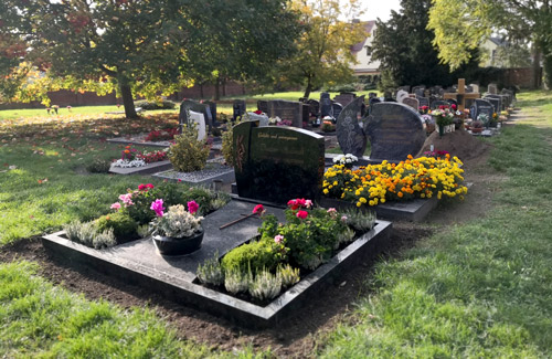 Friedhof Lochau Gräber